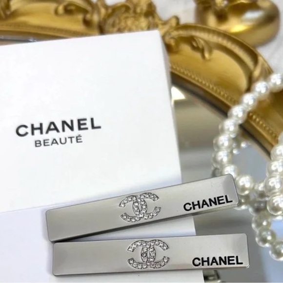 CHANEL Accessories - NEW Chanel Beauty Rhinestone CC Logo Silver Metal Hair Clip Set